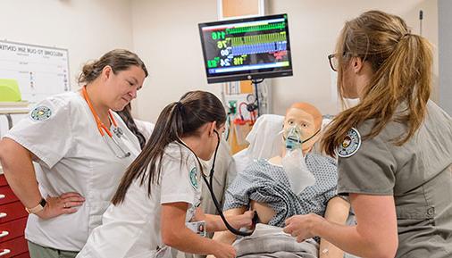 护理专业的学生在模拟病人身上工作